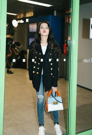 迪丽热巴俏皮动感性感写真图片_4