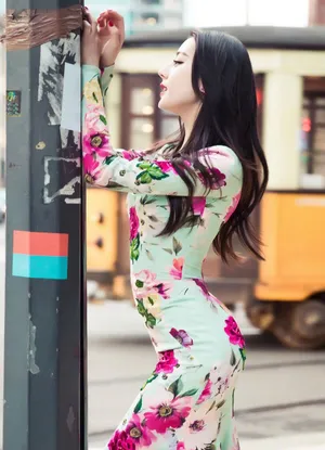 迪丽热巴性感露肩米兰街拍图片_7