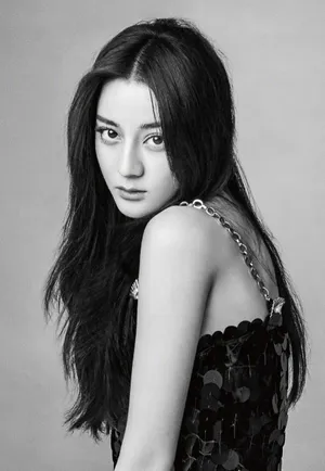迪丽热巴性感妩媚时尚杂志封面大片_5