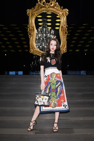 迪丽热巴印花纸牌长裙性感写真图片_2