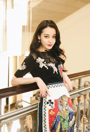 迪丽热巴印花纸牌长裙性感写真图片_7