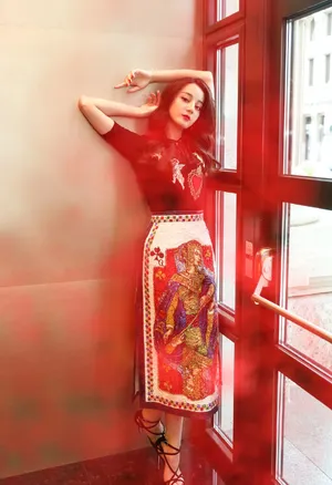 迪丽热巴印花纸牌长裙性感写真图片_10