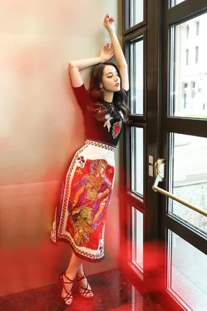 迪丽热巴印花纸牌长裙性感写真图片_11