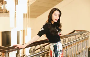 迪丽热巴印花纸牌长裙性感写真图片_12