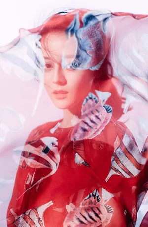 迪丽热巴魅惑迷人时尚杂志封面大片_7