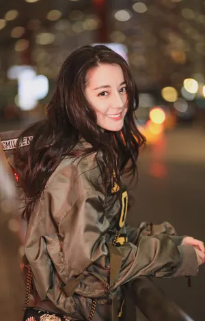 迪丽热巴最新养眼时尚街拍图片_5