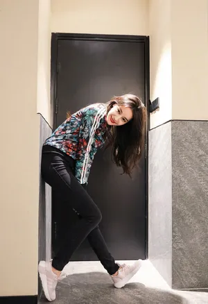 迪丽热巴居家甜美写真图片