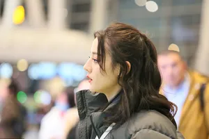 迪丽热巴娇艳红唇机场写真图片_3
