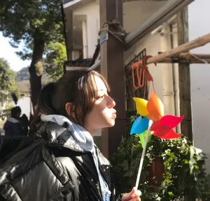 迪丽热巴吹风车嘟嘴绝美侧颜自拍写真图片