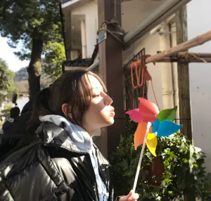 迪丽热巴吹风车嘟嘴绝美侧颜自拍写真图片