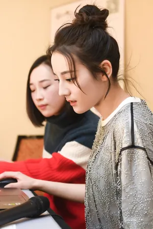 迪丽热巴丸子头直播打游戏可爱迷人活动图片_3