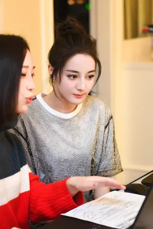迪丽热巴丸子头直播打游戏可爱迷人活动图片_4