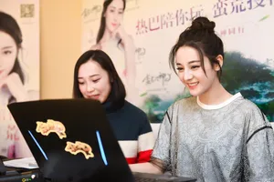 迪丽热巴丸子头直播打游戏可爱迷人活动图片_5