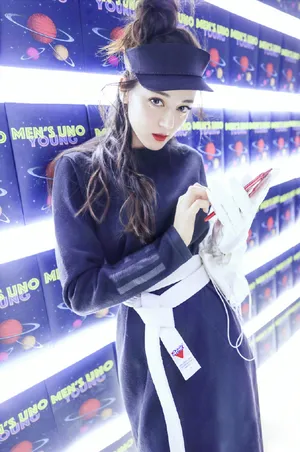 迪丽热巴杂志封面青春性感写真