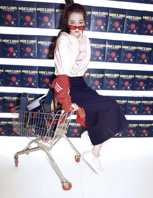 迪丽热巴杂志封面青春性感写真_3