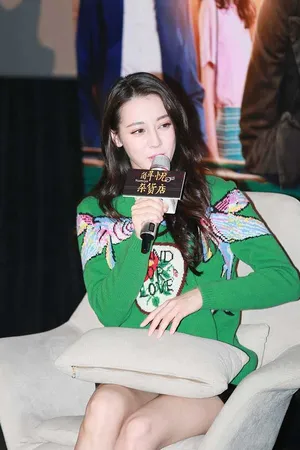 迪丽热巴毛衣短裙俏皮可爱活动写真图片_4