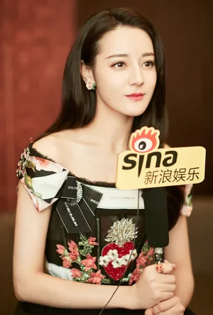 迪丽热巴紫色短发性感时尚图片