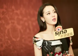 迪丽热巴紫色短发性感时尚图片_2