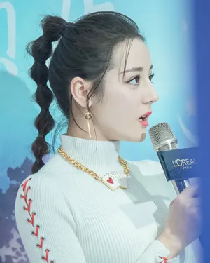 迪丽热巴活动现场甜美侧颜性感写真