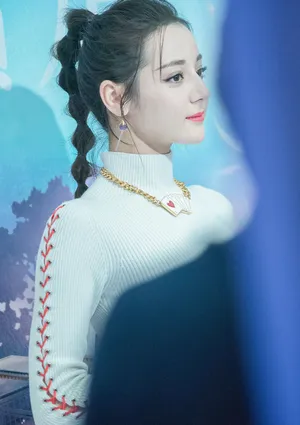 迪丽热巴活动现场甜美侧颜性感写真_2