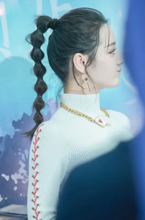 迪丽热巴活动现场甜美侧颜性感写真_3