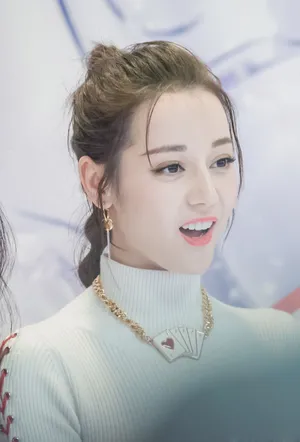 迪丽热巴活动现场甜美侧颜性感写真_5