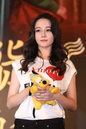迪丽热巴白色短袖清纯可爱活动图片_1
