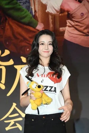 迪丽热巴白色短袖清纯可爱活动图片_2