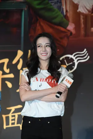 迪丽热巴白色短袖清纯可爱活动图片_3