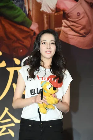 迪丽热巴白色短袖清纯可爱活动图片_5