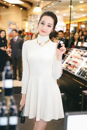 迪丽热巴白色连衣裙超美活动现场图片