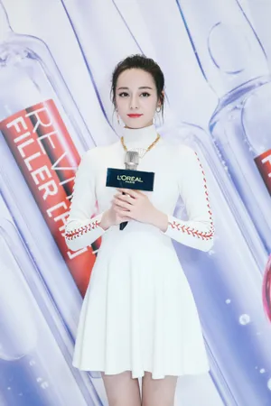 迪丽热巴白色连衣裙超美活动现场图片_1