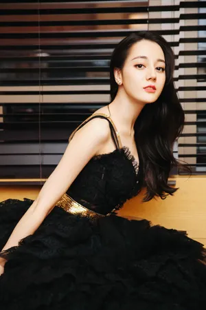 迪丽热巴黑色吊带蕾丝裙性感写真图片