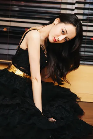 迪丽热巴黑色吊带蕾丝裙性感写真图片_5