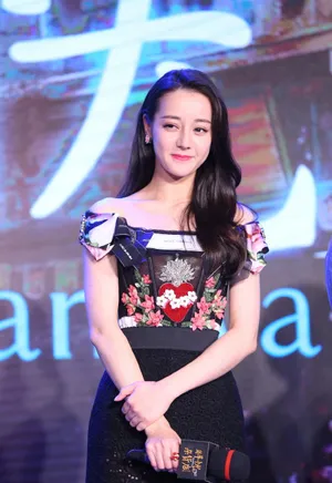 迪丽热巴露肩连衣裙《解忧杂货店》首映礼性感写真_3