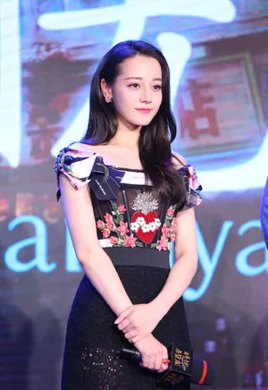 迪丽热巴露肩连衣裙《解忧杂货店》首映礼性感写真_6