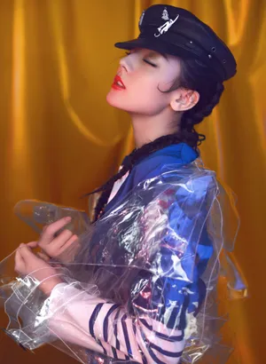 迪丽热巴复古风烈焰红唇时尚写真图片_1