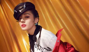 迪丽热巴复古风烈焰红唇时尚写真图片_2
