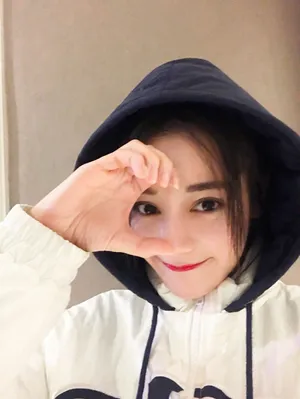 迪丽热巴花式俏皮自拍高清图片_2