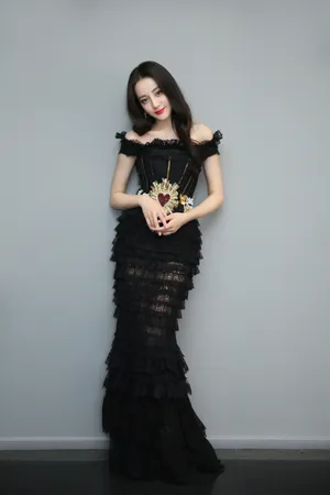 迪丽热巴露肩黑色礼服性感图片