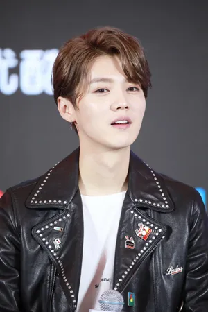 鹿晗黑色皮衣帅气活动图片_3