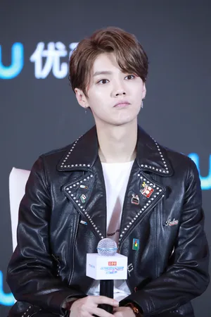 鹿晗黑色皮衣帅气活动图片_5