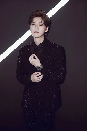 鹿晗黑色西装帅气图片_7