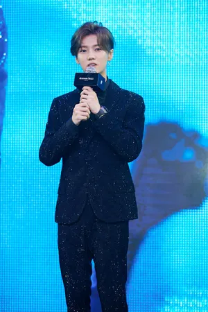 鹿晗帅气活动写真图片_5