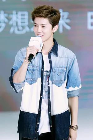 鹿晗清新时尚活动照图片_3