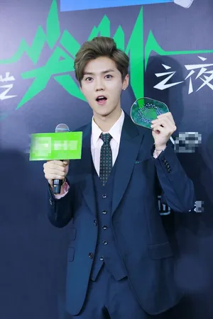 鹿晗黑色西服活动照片_7