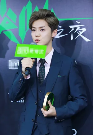 鹿晗黑色西服活动照片_8