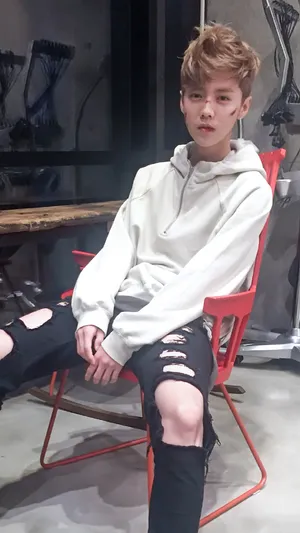 鹿晗帅痞个性妆容图片_2