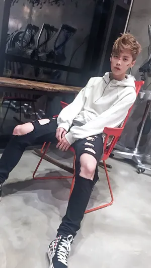 鹿晗帅痞个性妆容图片_3