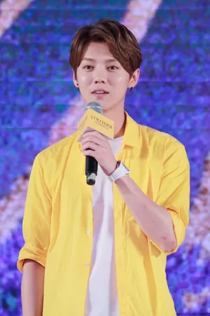 鹿晗黄色T恤高清活动图片_1